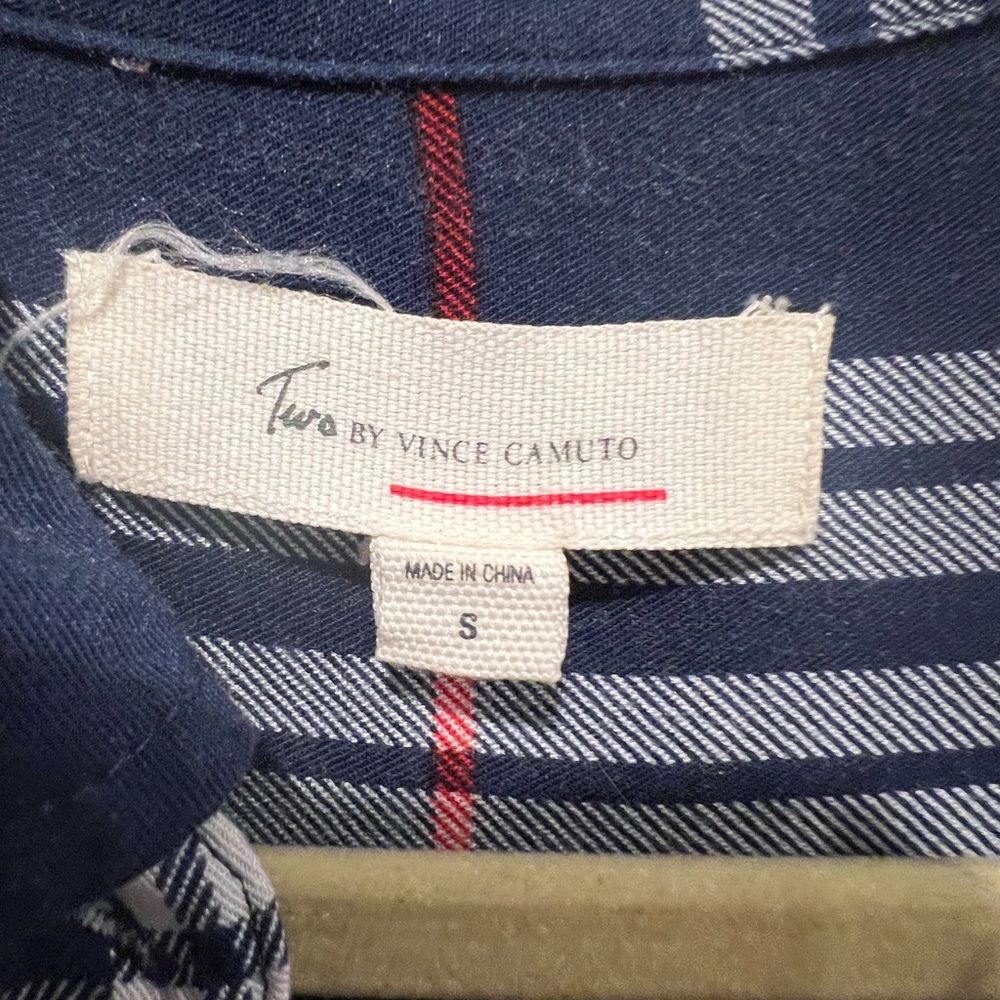 Two by Vince Camuto button down with roll up sleeves and button - Picture 5 of 7